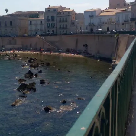 By L&p 1 סירקוזה